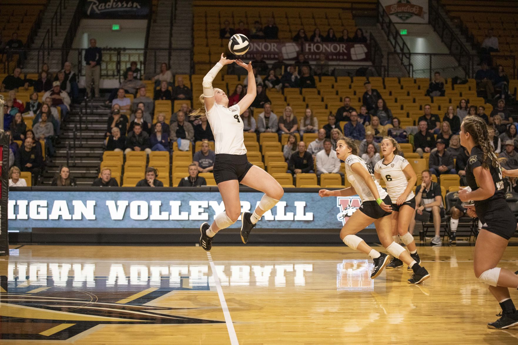 Volleyball cruises past rival Eastern Michigan
